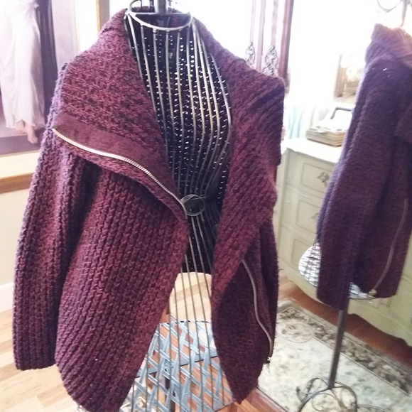 SOLD!! 100% Cotton Gap sweater - Picture 2 of 3